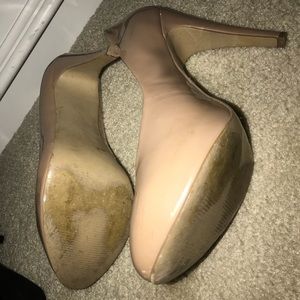 BCBG NUDE PUMP